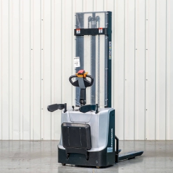 Elektryczny wózek podnośnikowy  / paleciak elektryczny ES1527P